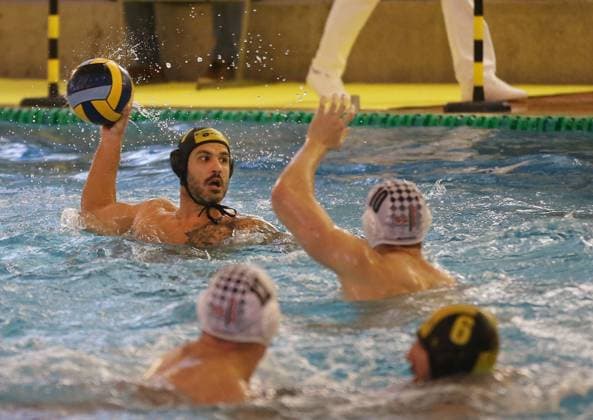 13.11.2021, Deutschland, Stuttgart, Wasserball Bundesliga, SV Ludwigsburg vs. SG Neukölln, v.l. Nino Blazevic (SVL), Niklas Braatz (SG)
