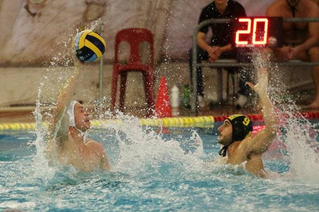 13.11.2021, Deutschland, Stuttgart, Wasserball Bundesliga, SV Ludwigsburg vs. SG Neukölln, v.l. Niklas Braatz (SG), Mattia Ruggeri (SVL)