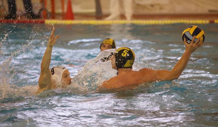 13.11.2021, Deutschland, Stuttgart, Wasserball Bundesliga, SV Ludwigsburg vs. SG Neukölln, v.l. Philipp Kotowski (SG), Marko Martinic (SVL)