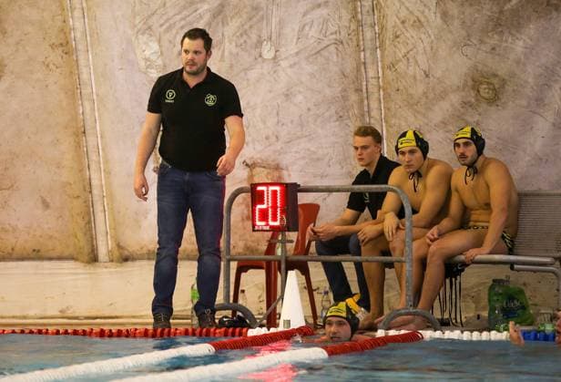 13.11.2021, Deutschland, Stuttgart, Wasserball Bundesliga, SV Ludwigsburg vs. SG Neukölln, Trainer Adrijan Jacovcev (SVL)