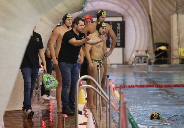 13.11.2021, Deutschland, Stuttgart, Wasserball Bundesliga, SV Ludwigsburg vs. SG Neukölln, Trainer Adrijan Jacovcev (SVL)
