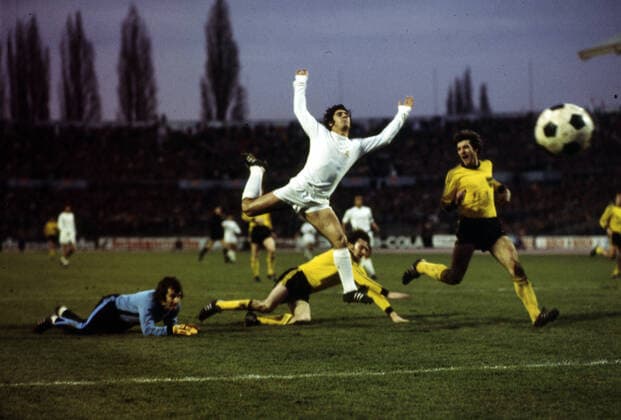 17.11.74 VfB Stuttgart - Real Madrid Deutschland, Stuttgart, 17.11.1974, Fussball, Bundesliga, Testspiel, VfB Stuttgart - Real Madrid (1:1): Santillana (Real Madrid). *** 17 11 74 VfB Stuttgart Real Madrid Germany, Stuttgart, 17 11 1974, Football, Bundesliga, Test match, VfB Stuttgart Real Madrid 1 1 Santillana Real Madrid