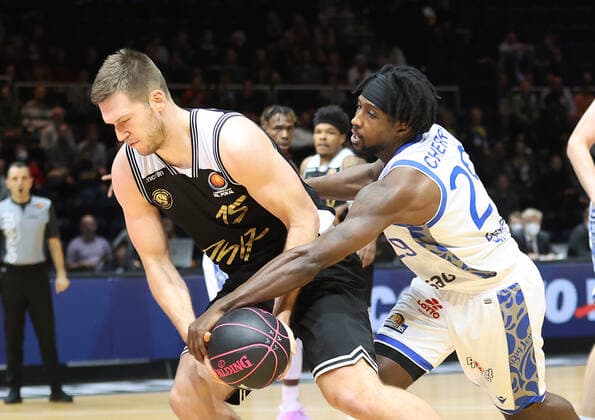 Martin Peterka (Basketball Loewen Braunschweig), Will Cherry (Fraport Skyliners Frankfurt)