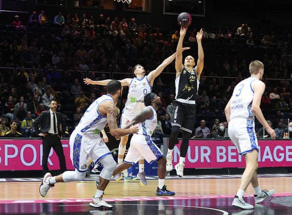 Korbwurf Robin Amaize (Basketball Loewen Braunschweig) gegen Lukas Wank (Fraport Skyliners Frankfurt)