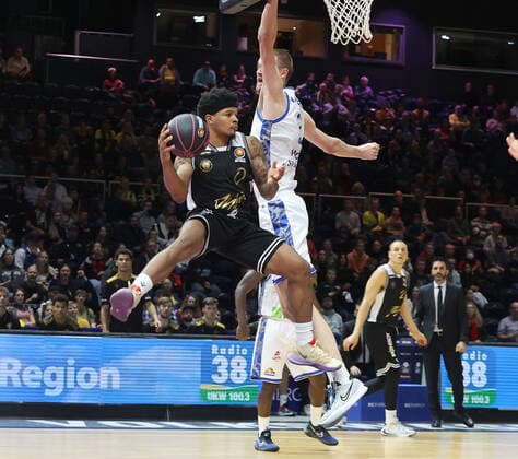 Tookie Brown (Basketball Loewen Braunschweig) im Duell mit Donovan Donaldson (Fraport Skyliners Frankfurt) unter dem Korb