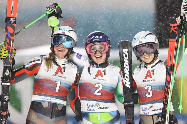 Bilder des Jahres 2021, Sport 11 November Sport Themen der Woche KW45 Sport Bilder des Tages ALPINE SKIING - FIS WC Lech Zuers LECH,AUSTRIA,13.NOV.21 - ALPINE SKIING - FIS World Cup Lech Zuers, parallel giant slalom, ladies. Image shows the rejoicing of Thea Louise Stjernesund (NOR), Andreja Slokar (SLO) and Kristin Lysdahl (NOR).  GEPAxpictures xHaraldxSteiner