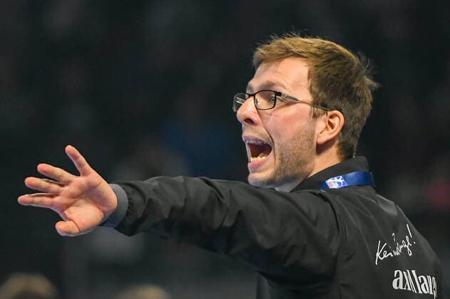 13.11.2021, xlakx, Handball LIQUI MOLY 1.Bundesliga, Fuechse Berlin - SC Magdeburg emspor, v.l. gibt Anweisungen, gestikuliert mit den Armen, gesticulate, gives instructions Jaron Siewert (Fuechse Berlin Trainer) Berlin
