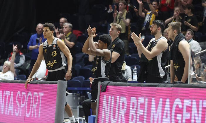 Jubelnde Braunschweiger Brandon Tischler (Basketball Loewen Braunschweig)13