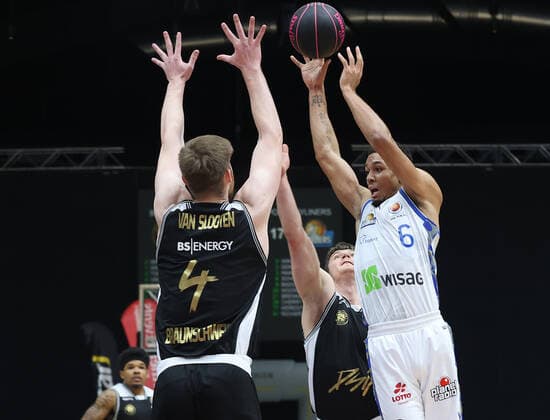 Len Adam Schoormann (Fraport Skyliners Frankfurt) am Ball, Luc van Slooten (Basketball Loewen Braunschweig)