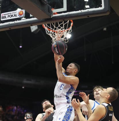 Dunking Len Adam Schoormann (Fraport Skyliners Frankfurt)