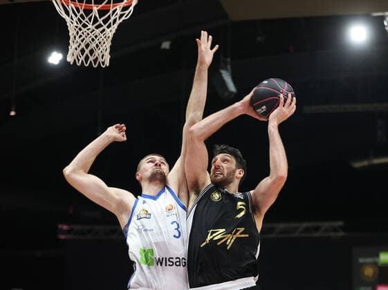Matt Haarms (Fraport Skyliners Frankfurt), Owen Klassen (Basketball Loewen Braunschweig)