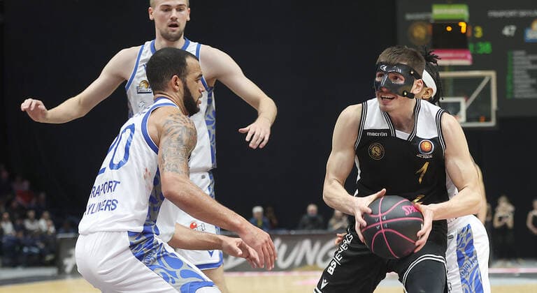 David Kraemer (Basketball Loewen Braunschweig) gegen Rasheed Moore (Fraport Skyliners Frankfurt)20