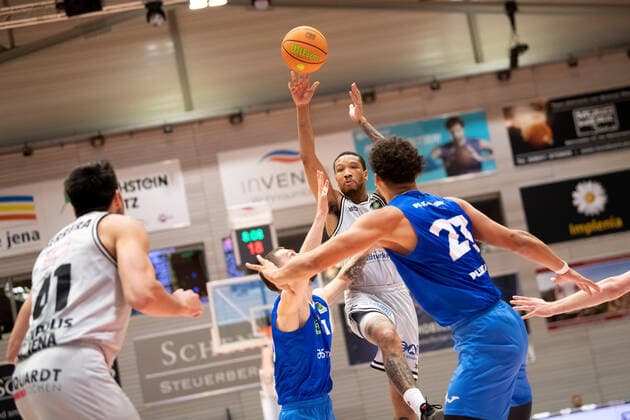 BARMER 2. Basketball Bundesliga ProA Saison 2021 2022 Spieltag 10 am 13.11.2021 Medipolis SC Jena vs PS Karlsruhe Lions Basketball Mitte: Rayshawn Simmons (Jena) mit Pass auf Alexander Herrera (Jena) Sparkassen Arena