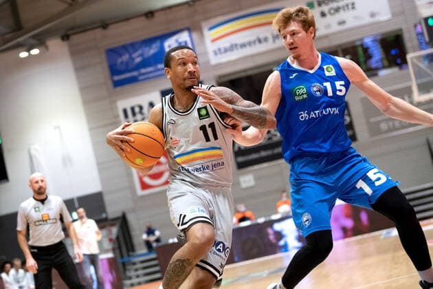 BARMER 2. Basketball Bundesliga ProA Saison 2021 2022 Spieltag 10 am 13.11.2021 Medipolis SC Jena vs PS Karlsruhe Lions Basketball v.li. am Ball Rayshawn Simmons (Jena) am Ball gegen Leo Anthony Behrend (Karslruhe) Sparkassen Arena