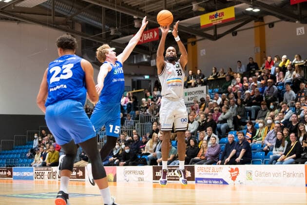 BARMER 2. Basketball Bundesliga ProA Saison 2021 2022 Spieltag 10 am 13.11.2021 Medipolis SC Jena vs PS Karlsruhe Lions Basketball v.re. Brandon Thomas (Jena) beim 3 Punkt Wurf gegen Leo Anthony Behrend (Karlsruhe) Sparkassen Arena
