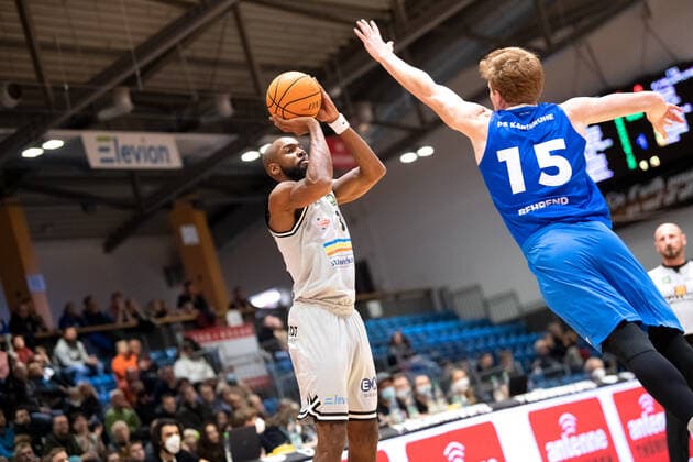 BARMER 2. Basketball Bundesliga ProA Saison 2021 2022 Spieltag 10 am 13.11.2021 Medipolis SC Jena vs PS Karlsruhe Lions Basketball v.li. beim 3 Punkt Wurf Brandon Thomas (Jena) gegen Leo Anthony Brehend (Karlsruhe) Sparkassen Arena