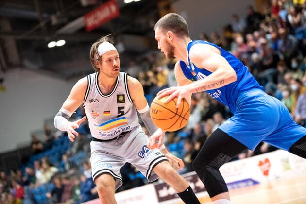 BARMER 2. Basketball Bundesliga ProA Saison 2021 2022 Spieltag 10 am 13.11.2021 Medipolis SC Jena vs PS Karlsruhe Lions Basketball v.li. verteidigt Nico Brauner (Jena) Ferdinand Zylka (Karlsruhe) Sparkassen Arena