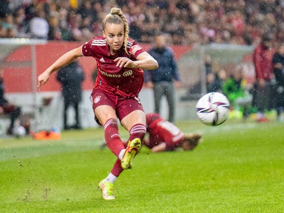 Sport Themen der Woche KW45 Giulia Gwinn (7 FC Bayern München) in Action beim Flyeralarm Frauen-Bundesligaspiel FC Bayern München- Vfl Wolfsburg am 13.11.2021. *** Giulia Gwinn 7 FC Bayern München in action at the Flyeralarm Womens Bundesliga match FC Bayern München Vfl Wolfsburg on 13 11 2021