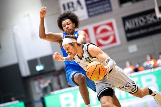 BARMER 2. Basketball Bundesliga ProA Saison 2021 2022 Spieltag 10 am 13.11.2021 Medipolis SC Jena vs PS Karlsruhe Lions Basketball von vorn Nico Brauner (Jena) am Ball gegen Nils Owen Schmitz (Karlsruhe) Sparkassen Arena