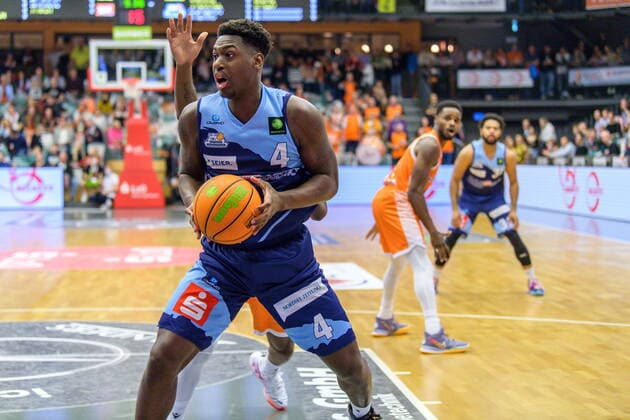 GER, BARMER 2. BBL, RASTA VECHTA VS EISBAEREN BREMERHAVEN 13.11.2021, Rasta Dome, Vechta, GER, BARMER 2. BBL, RASTA VECHTA VS EISBAEREN BREMERHAVEN im Bild Armani Moore (Eisbären Bremerhaven 04)