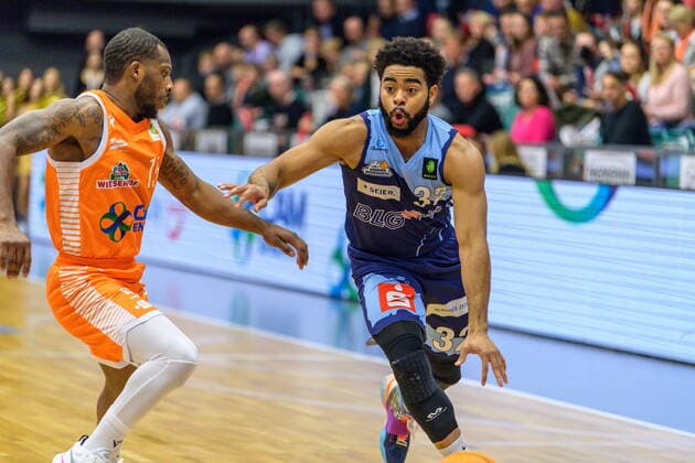 GER, BARMER 2. BBL, RASTA VECHTA VS EISBAEREN BREMERHAVEN 13.11.2021, Rasta Dome, Vechta, GER, BARMER 2. BBL, RASTA VECHTA VS EISBAEREN BREMERHAVEN im Bild Carrington Love (Eisbären Bremerhaven 32) James Washington (RASTA Vechta 15)