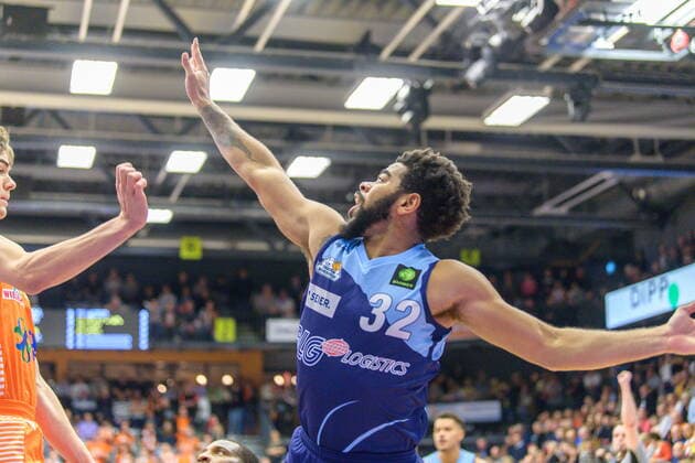 GER, BARMER 2. BBL, RASTA VECHTA VS EISBAEREN BREMERHAVEN 13.11.2021, Rasta Dome, Vechta, GER, BARMER 2. BBL, RASTA VECHTA VS EISBAEREN BREMERHAVEN im Bild Carrington Love (Eisbären Bremerhaven 32)