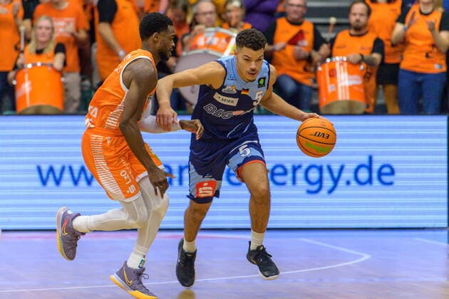 GER, BARMER 2. BBL, RASTA VECHTA VS EISBAEREN BREMERHAVEN 13.11.2021, Rasta Dome, Vechta, GER, BARMER 2. BBL, RASTA VECHTA VS EISBAEREN BREMERHAVEN im Bild Jarelle Reischel (Eisbären Bremerhaven 05) James Washington (RASTA Vechta 15)