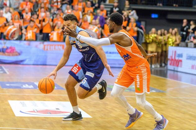 GER, BARMER 2. BBL, RASTA VECHTA VS EISBAEREN BREMERHAVEN 13.11.2021, Rasta Dome, Vechta, GER, BARMER 2. BBL, RASTA VECHTA VS EISBAEREN BREMERHAVEN im Bild Jarelle Reischel (Eisbären Bremerhaven 05) James Washington (RASTA Vechta 15)