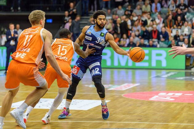GER, BARMER 2. BBL, RASTA VECHTA VS EISBAEREN BREMERHAVEN 13.11.2021, Rasta Dome, Vechta, GER, BARMER 2. BBL, RASTA VECHTA VS EISBAEREN BREMERHAVEN im Bild Carrington Love (Eisbären Bremerhaven 32) James Washington (RASTA Vechta 15) Robin Lodders (RASTA Vechta 11)