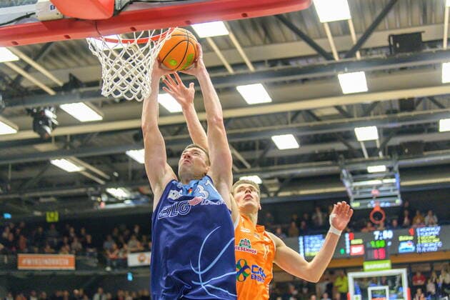 GER, BARMER 2. BBL, RASTA VECHTA VS EISBAEREN BREMERHAVEN 13.11.2021, Rasta Dome, Vechta, GER, BARMER 2. BBL, RASTA VECHTA VS EISBAEREN BREMERHAVEN im Bild Robert Oehle (Eisbären Bremerhaven 31) Robin Lodders (RASTA Vechta 11)