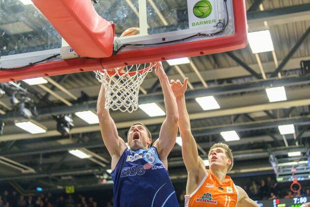 GER, BARMER 2. BBL, RASTA VECHTA VS EISBAEREN BREMERHAVEN 13.11.2021, Rasta Dome, Vechta, GER, BARMER 2. BBL, RASTA VECHTA VS EISBAEREN BREMERHAVEN im Bild Robert Oehle (Eisbären Bremerhaven 31) Robin Lodders (RASTA Vechta 11)
