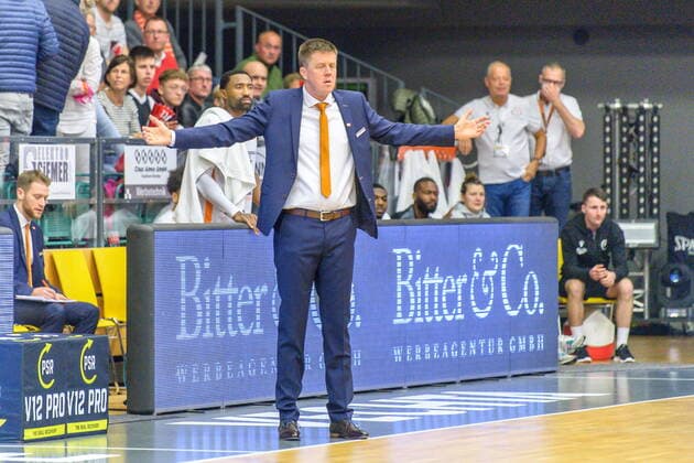GER, BARMER 2. BBL, RASTA VECHTA VS EISBAEREN BREMERHAVEN 13.11.2021, Rasta Dome, Vechta, GER, BARMER 2. BBL, RASTA VECHTA VS EISBAEREN BREMERHAVEN im Bild Vladimir Lucic (RASTA Vechta Head Coach)