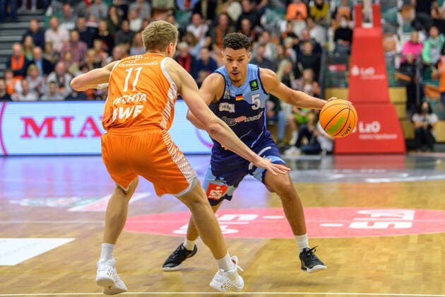 GER, BARMER 2. BBL, RASTA VECHTA VS EISBAEREN BREMERHAVEN 13.11.2021, Rasta Dome, Vechta, GER, BARMER 2. BBL, RASTA VECHTA VS EISBAEREN BREMERHAVEN im Bild Robin Lodders (RASTA Vechta 11) Jarelle Reischel (Eisbären Bremerhaven 05)