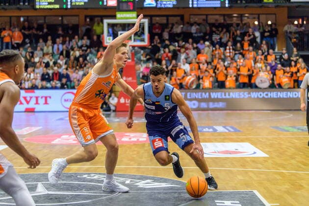 GER, BARMER 2. BBL, RASTA VECHTA VS EISBAEREN BREMERHAVEN 13.11.2021, Rasta Dome, Vechta, GER, BARMER 2. BBL, RASTA VECHTA VS EISBAEREN BREMERHAVEN im Bild Robin Lodders (RASTA Vechta 11) Jarelle Reischel (Eisbären Bremerhaven 05)