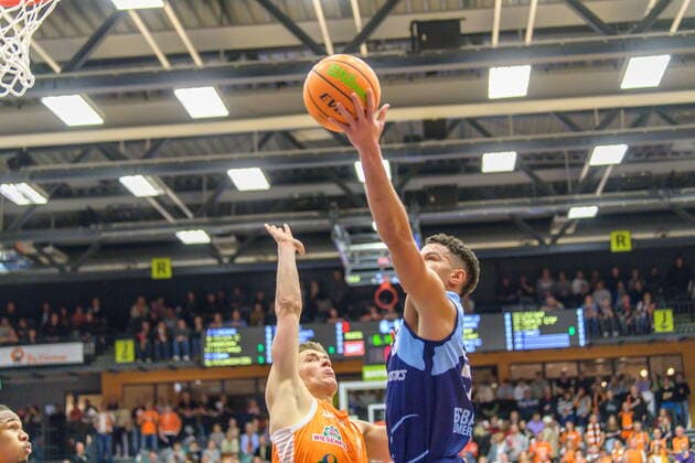 GER, BARMER 2. BBL, RASTA VECHTA VS EISBAEREN BREMERHAVEN 13.11.2021, Rasta Dome, Vechta, GER, BARMER 2. BBL, RASTA VECHTA VS EISBAEREN BREMERHAVEN im Bild Robin Lodders (RASTA Vechta 11) Jarelle Reischel (Eisbären Bremerhaven 05)