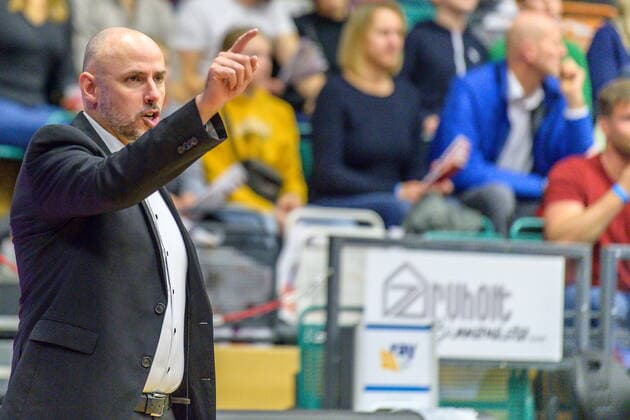 GER, BARMER 2. BBL, RASTA VECHTA VS EISBAEREN BREMERHAVEN 13.11.2021, Rasta Dome, Vechta, GER, BARMER 2. BBL, RASTA VECHTA VS EISBAEREN BREMERHAVEN im Bild Michael Mai (Eisbären Bremerhaven HEADCOCH)