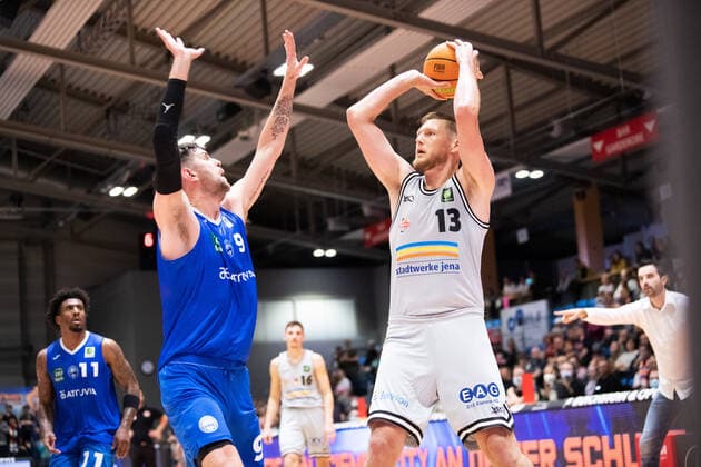 BARMER 2. Basketball Bundesliga ProA Saison 2021 2022 Spieltag 10 am 13.11.2021 Medipolis SC Jena vs PS Karlsruhe Lions Basketball Duell des Spiels: von rechts Clint Chapman (Jena) beim Wurf gegen Matthew Jon Freeman (Karlsruhe) Freeman hatte Chapman zuvor per Ellenbogenschlag niedergestreckt, was von den Schiedsrichtern nicht gesehen wurde. Sparkassen Arena