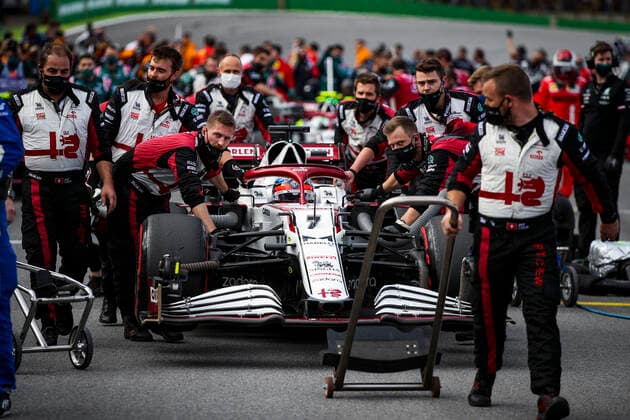 07 RAIKKONEN Kimi (fin), Alfa Romeo Racing ORLEN C41, action on the grid of the Sprint race during the Formula 1 Heineken Grande Premio De Sao Paulo 2021, Sao Paulo Grand Prix, 19th round of the 2021 FIA Formula One World Championship, WM, Weltmeisterschaft from November 12 to 14, 2021 on the Interlagos Circuit, in Sao Paulo, Brazil - F1 - SAO PAULO GRAND PRIX 2021 DPPI Panoramic  00121039_FG0D3048.JPG_