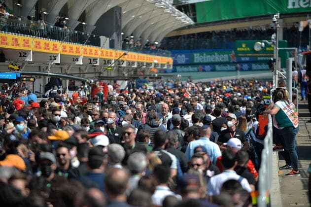 FORMULA 1 HEINEKEN GRANDE PREMIO DO BRASIL 2021 13.11.2021, Autodromo Jose Carlos Pace, Interlagos, FORMULA 1 HEINEKEN GRANDE PREMIO DO BRASIL 2021 , im Bild Überfüllte Boxengasse mit Fans.