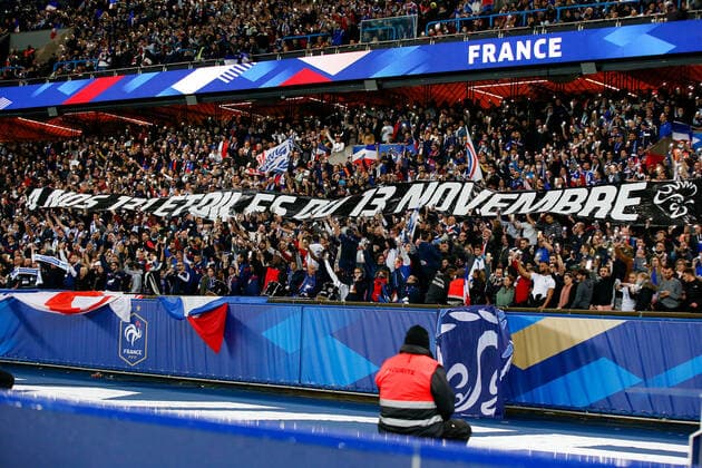 Paris, 13. November 2021, Europa WM Qualifiers Katar 2022 Frankreich - Kasachstan v.l., Fans gedenken Opfer vom 13. November 2015, Banner Copyright: AntonioxBorga
