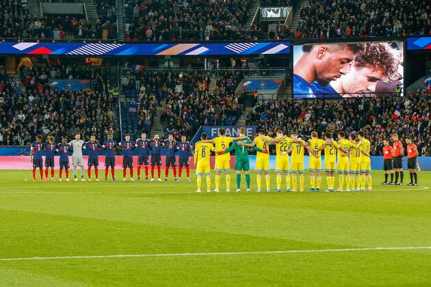 Paris, 13. November 2021, Europa WM Qualifiers Katar 2022 Frankreich - Kasachstan v.l., Fans und Mannschaften gedenken Opfer vom 13. November 2015 , Kingsley Coman (FFF Frankreich) und Antoine Griezmann (FFF Frankreich) Leinwand Copyright: AntonioxBorga