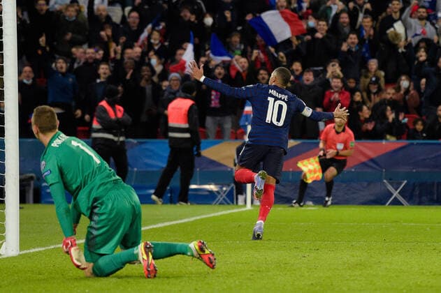 Joie des joueurs de l equipe de France apres le but de - Kylian Mbappe ( 10 - France ) - FOOTBALL : France vs Kazakhstan - Qualification coupe du monde - Paris - 13 11 2021 FedericoPestellini Panoramic 