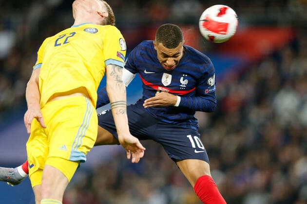 Paris, 13. November 2021, Europa WM Qualifiers Katar 2022 Frankreich - Kasachstan v.l., Kylian Mbappe (FFF Frankreich) Goal scored, Kopfball, Alexandr Marochkin (Kasachstan) Copyright: AntonioxBorga