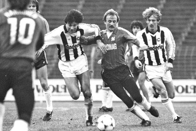 Aus 2 BL Saison 1983 1984 Hannover 96 gegen SC Charlottenburg Berlin (weiâˆöües Trikot) 2:1 am 25.02.1984 im Niedersachsenstadion. Im Foto: Han96 Spieler Marek Pieta (Mitte) wird hart bedrâˆöÂßngt. *** From 2 BL season 1983 1984 Hannover 96 against SC Charlottenburg Berlin white jersey 2 1 on 25 02 1984 in the Niedersachsenstadion In the photo Han96 player Marek Pieta middle is hard pressed