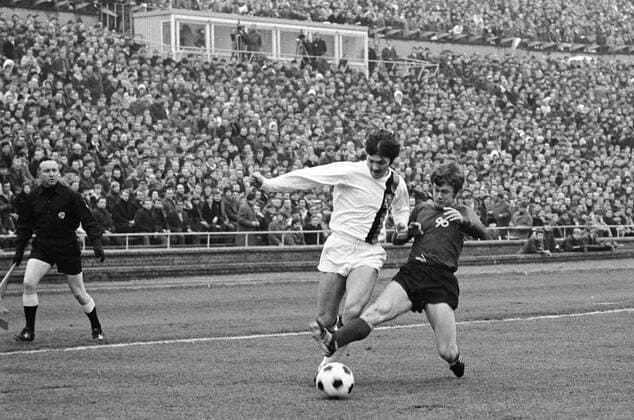 Aus 1. BL Hannover 96 gegen Borussia Moechengladbach 1-1 am 06. 02. 1971. Han96 Spieler ist Rainer Stiller. *** From 1 BL Hannover 96 against Borussia Moechengladbach 1 1 on 06 02 1971 Han96 player is Rainer Stiller