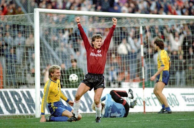 Aus 2. BL in der Saison 19891990 Hannover 96 (Rot) gegen Eintracht Braunschweig 3:0 am 25.11.1989 im Niedersachsenstadion. Im Foto: Han96 Spieler Peter Radojewski freut sich âˆöÂºber sein 1:0 ein gegen Dirk Lellek li. und TW Uwe Hain.