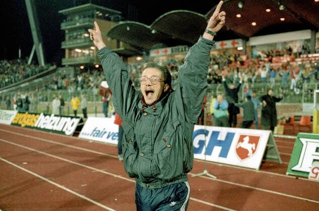 Aus 2. BL in der Saison 19891990 Hannover 96 (Rot) gegen Eintracht Braunschweig 3:0 am 25.11.1989 im Niedersachsenstadion. Im Foto: Han96 Trainer Michael Krüger jubelt nach Schlusspfiff. *** From 2 BL in the season 19891990 Hannover 96 red against Eintracht Braunschweig 3 0 on 25 11 1989 in the Niedersachsenstadion In the photo Han96 coach Michael Krüger cheers after the final whistle
