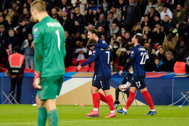 Joie des joueurs de l equipe de France apres le but de - Adrien Rabiot ( 14 - France ) - FOOTBALL : France vs Kazakhstan - Qualification coupe du monde - Paris - 13 11 2021 FedericoPestellini Panoramic 