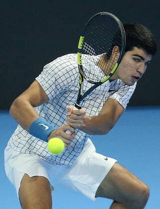 November 13, 2021, MILAN, ITALY: Carlos Alcaraz of Spain returns the ball during the match against Sebastian Korda of Usa on the final of the Next Gen ATP, Tennis Herren Finals in Milan, Italy, 13 November 2021. The Next Gen Atp Finals runs from 09 November through 13 November.ANSA MATTEO BAZZI MILAN ITALY - ZUMAa110 20211113_zaf_a110_049 Copyright: xMatteoxBazzix