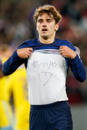 Paris, 13. November 2021, Europa WM Qualifiers Katar 2022 Frankreich - Kasachstan v.l., Antoine Griezmann (FFF Frankreich) und Kylian MbappÃ (FFF Frankreich) Torjubel, Goal celebration, celebrate the goal mit Aufschrift 13.November 2015, ein Herz Copyright: AntonioxBorga